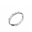 Обручальное кольцо из серебра с белыми и зелеными фианитами