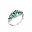 Эффектное кольцо, инкрустированное белыми и зелеными фианитами, выполнено из серебра