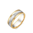 Обручальное кольцо из золота с рифленой поверхностью и бриллиантом