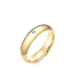 Обручальное кольцо выпуклой формы из желтого золота с  бриллиантом